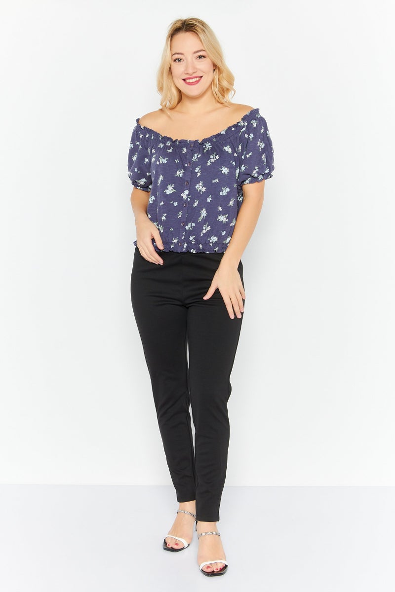 LUCKY BRAND بلوزة نسائية بأكتاف مكشوفة وأكمام قصيرة بطبعة زهور، مزيج كحلي - Image 2